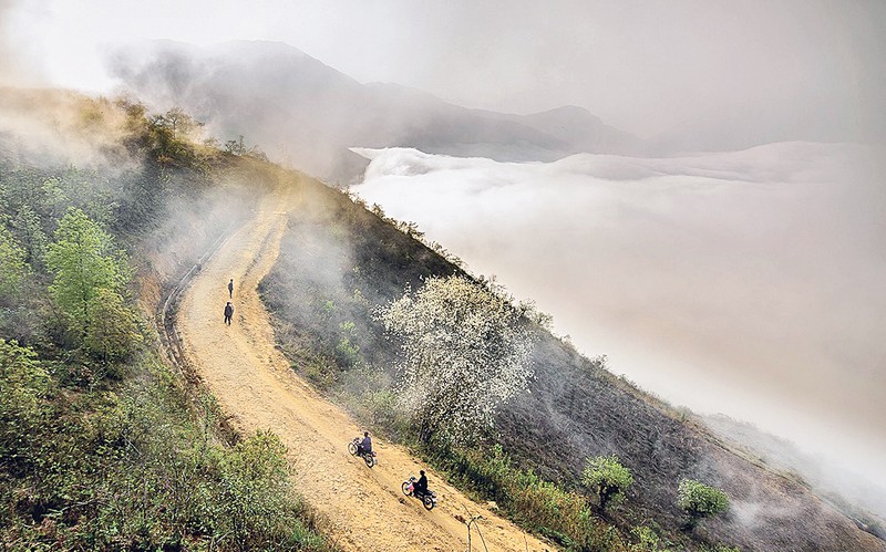 Một ngọn núi cao 2.300m ở Lào Cai, nơi có ngôi làng cao nhất Việt Nam, đó là ngọn núi nào? - Ảnh 1.