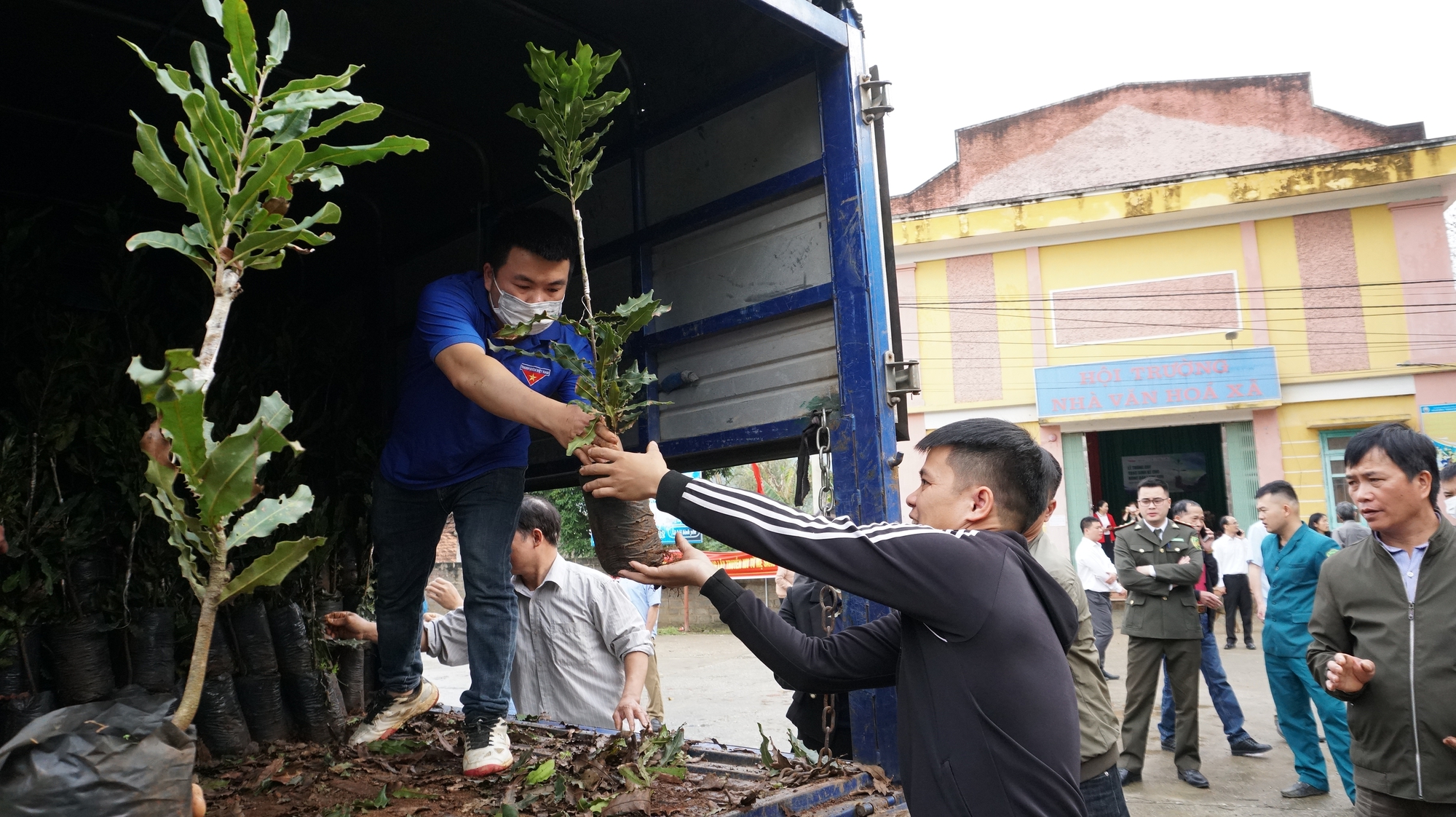 Ảnh: Toàn cảnh lễ trồng cây trao sinh kế cho nông dân Lạng Sơn - Ảnh 2.