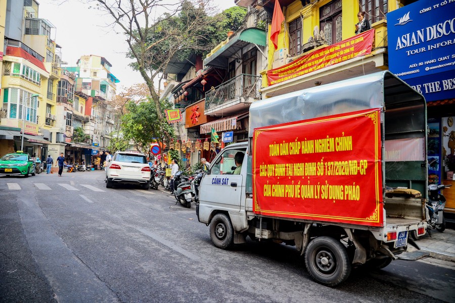 Một quận ở Hà Nội ra quân, xử lý dứt điểm hàng chục điểm trông giữ xe không phép - Ảnh 1.