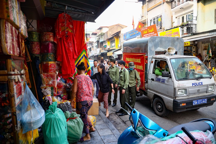 Một quận ở Hà Nội ra quân, xử lý dứt điểm hàng chục điểm trông giữ xe không phép - Ảnh 3.