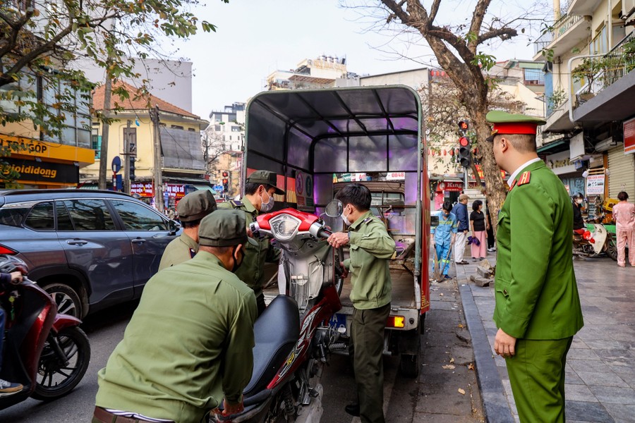 Một quận ở Hà Nội ra quân, xử lý dứt điểm hàng chục điểm trông giữ xe không phép - Ảnh 4.