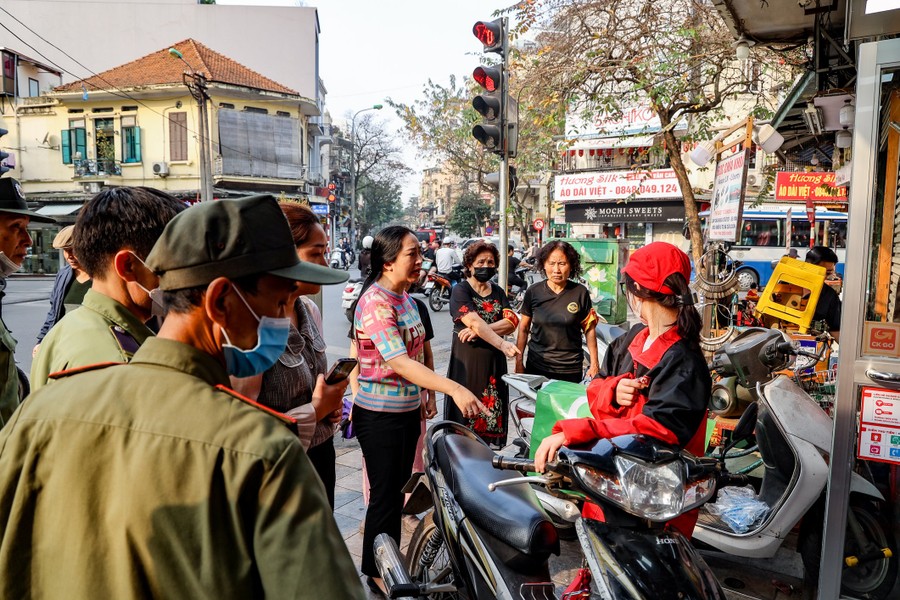 Một quận ở Hà Nội ra quân, xử lý dứt điểm hàng chục điểm trông giữ xe không phép - Ảnh 6.