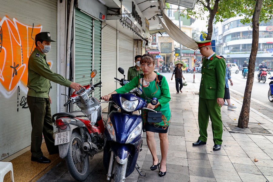 Một quận ở Hà Nội ra quân, xử lý dứt điểm hàng chục điểm trông giữ xe không phép - Ảnh 7.