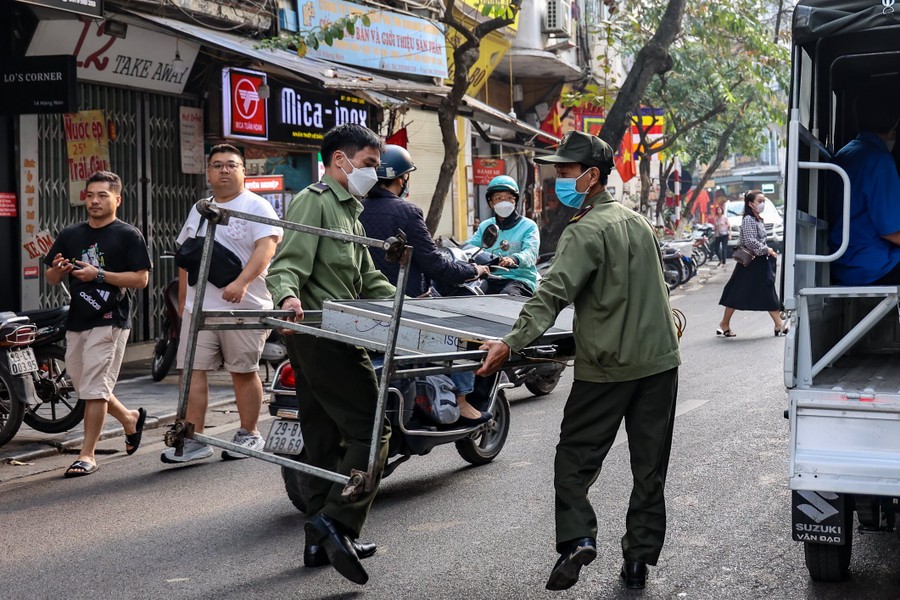 Một quận ở Hà Nội ra quân, xử lý dứt điểm hàng chục điểm trông giữ xe không phép - Ảnh 8.