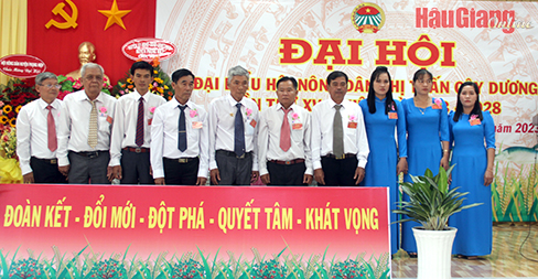 Vice Chairman of the Vietnam Farmers' Association Cao Xuan Thu Van attended the meeting of the Farmers' Association in Cay Duong town - Photo 2.