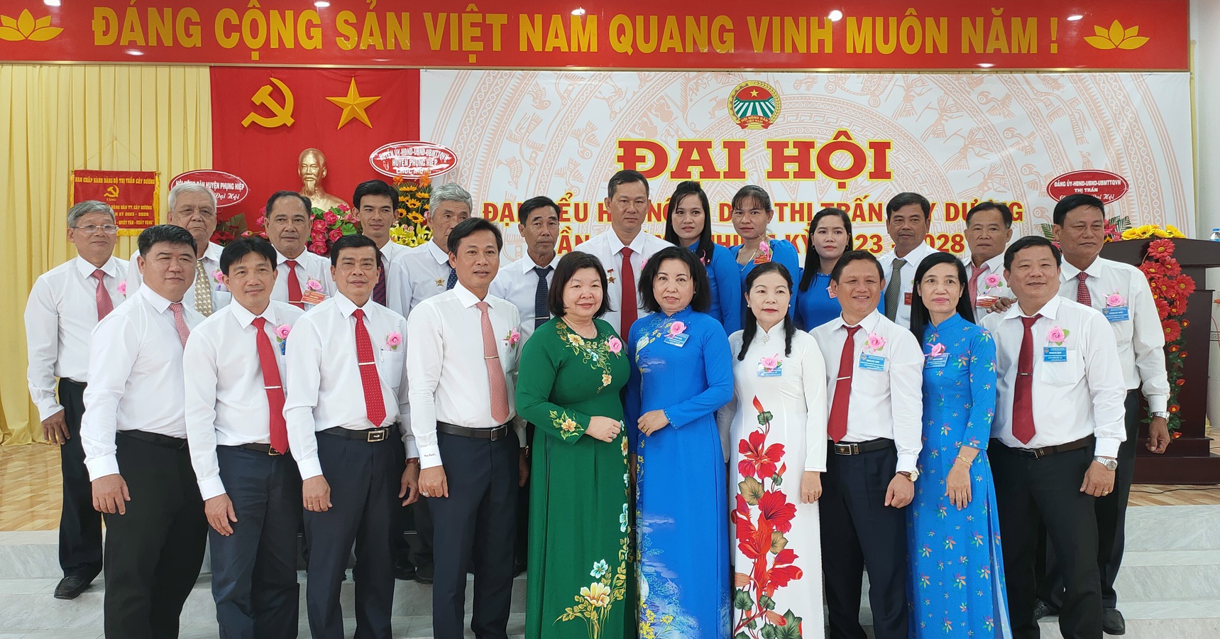 Vice Chairman of the Vietnamese People's Association Cao Xuan Thu Van ...