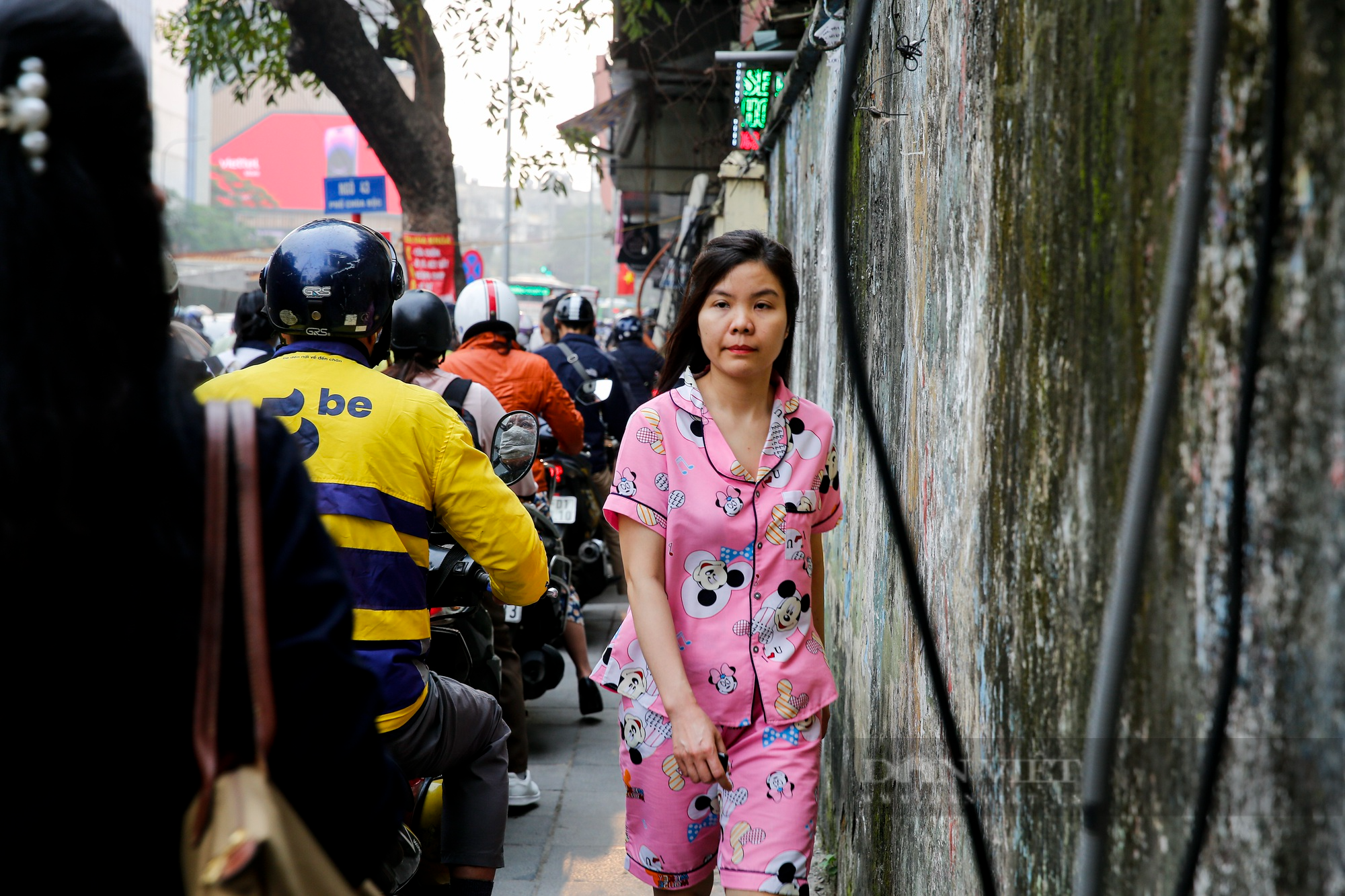 Người dân chật vật lưu thông qua &quot;điểm đen giao thông&quot; mới tại Hà Nội - Ảnh 6.