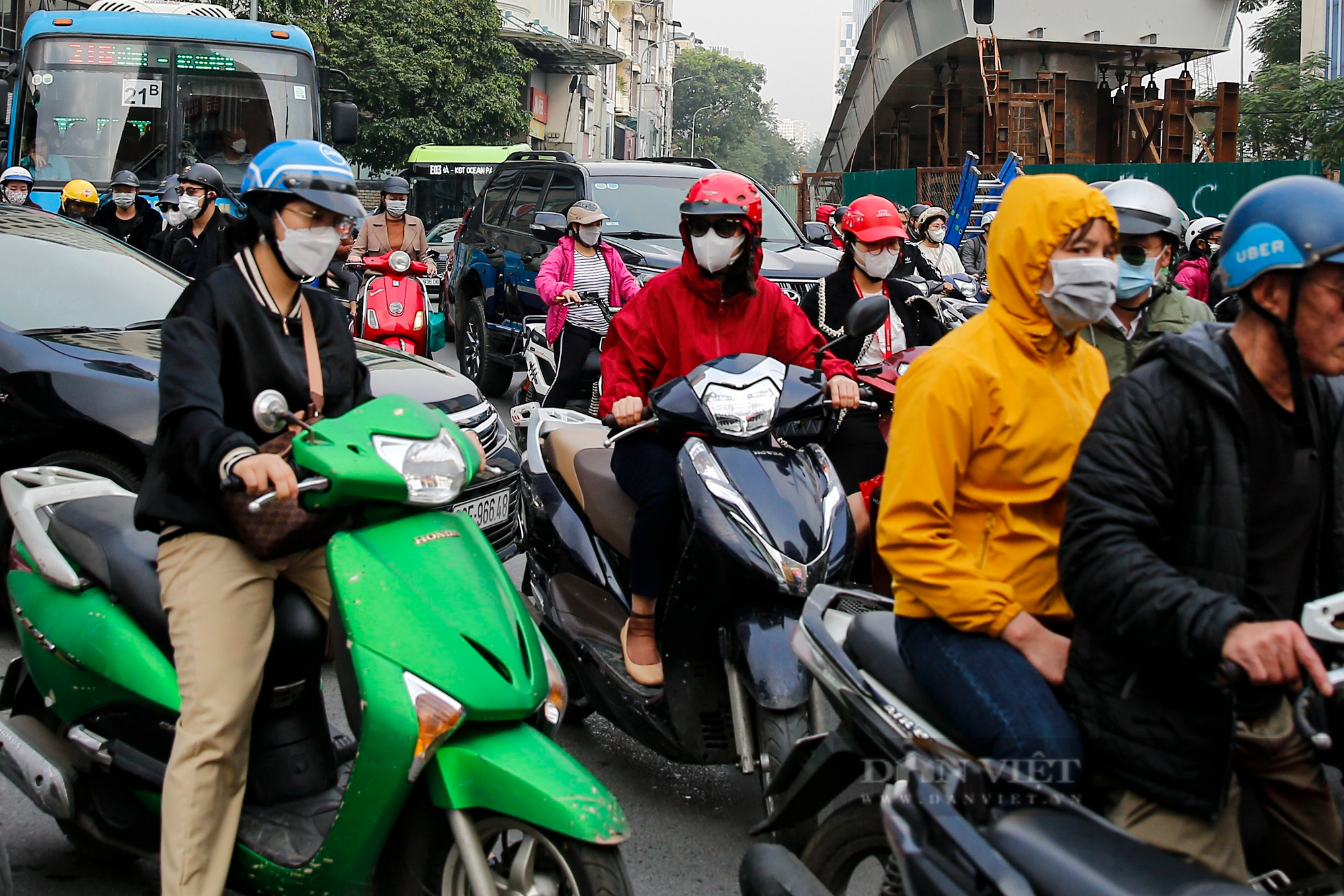 Người dân chật vật lưu thông qua &quot;điểm đen giao thông&quot; mới tại Hà Nội - Ảnh 8.