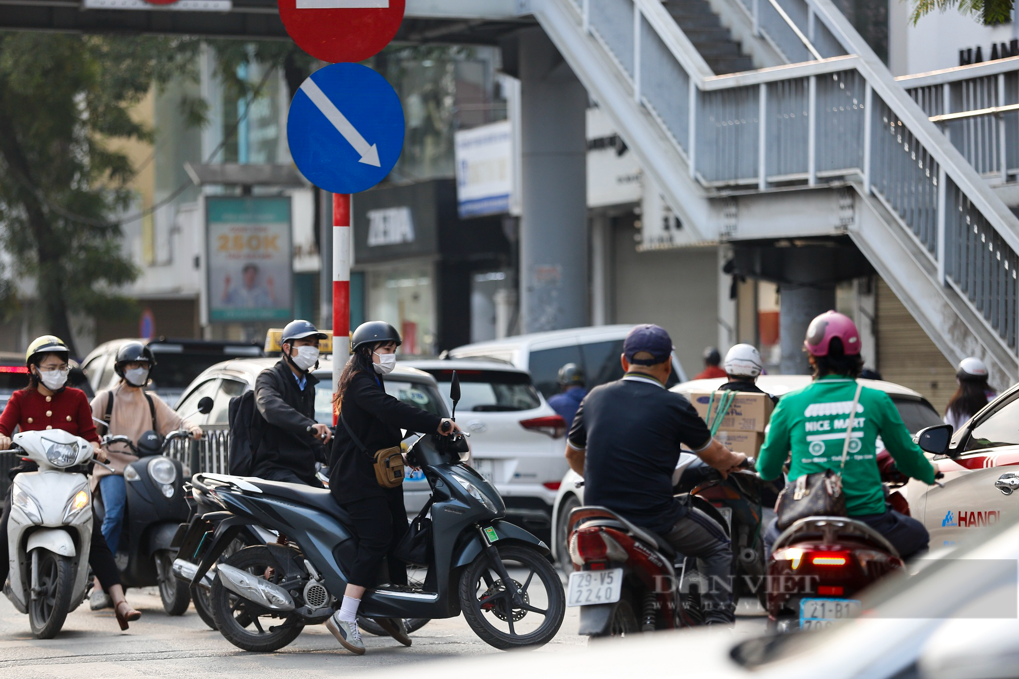 Người dân chật vật lưu thông qua &quot;điểm đen giao thông&quot; mới tại Hà Nội - Ảnh 11.