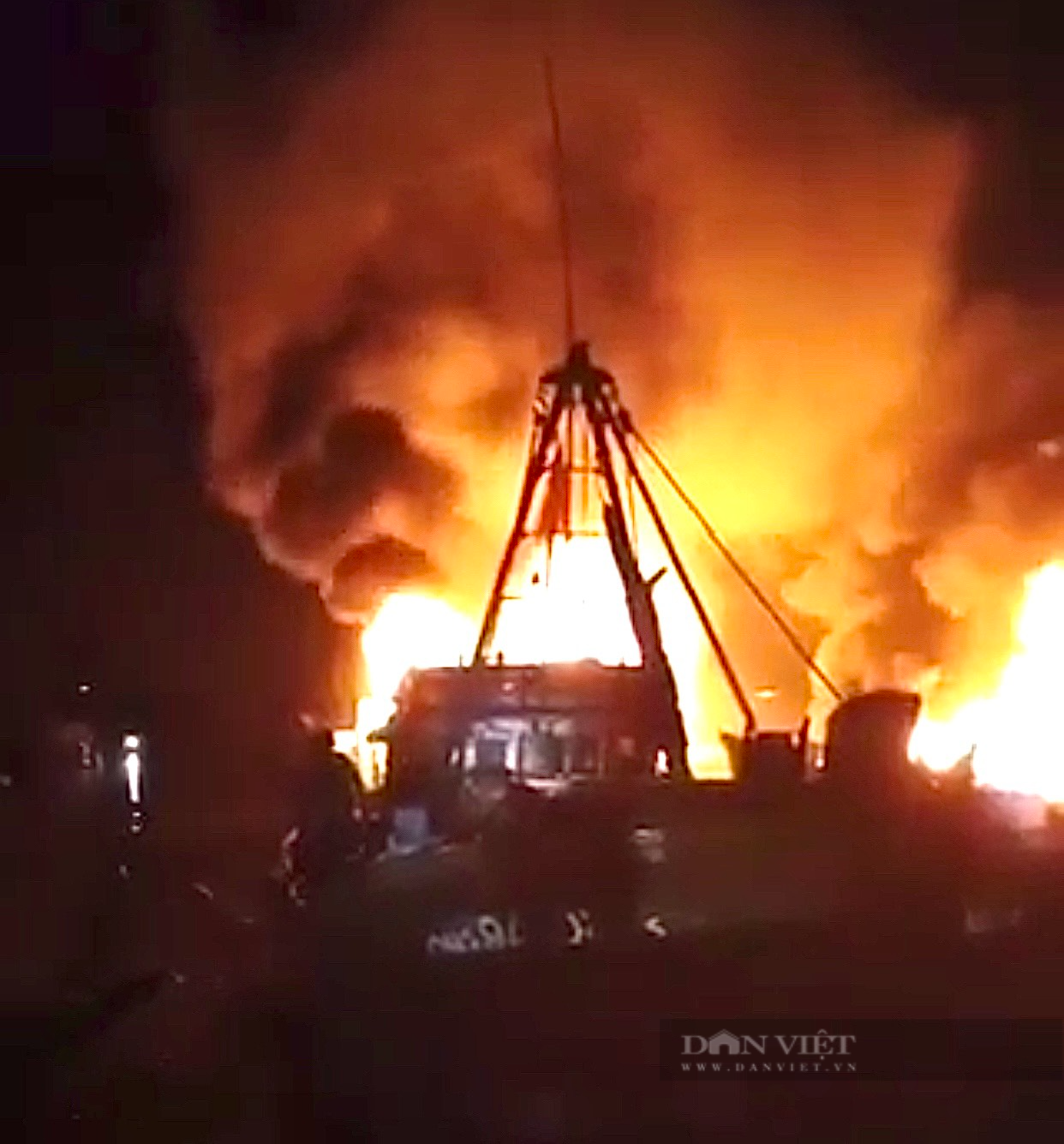 2 tàu cá bốc cháy dữ dội khi neo đậu ở âu thuyền Quảng Bình, thiệt hại hơn 1,7 tỷ đồng - Ảnh 2.