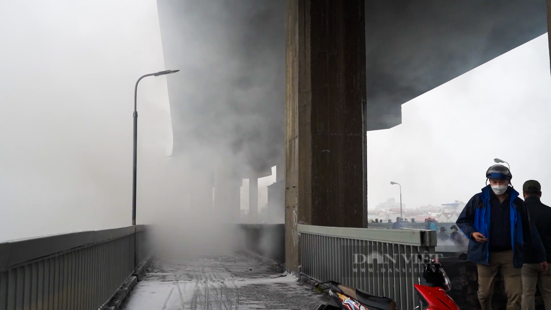 Hình ảnh nhếch nhác, mất an toàn phòng chống cháy nổ dưới chân cầu Thăng Long - Ảnh 2.