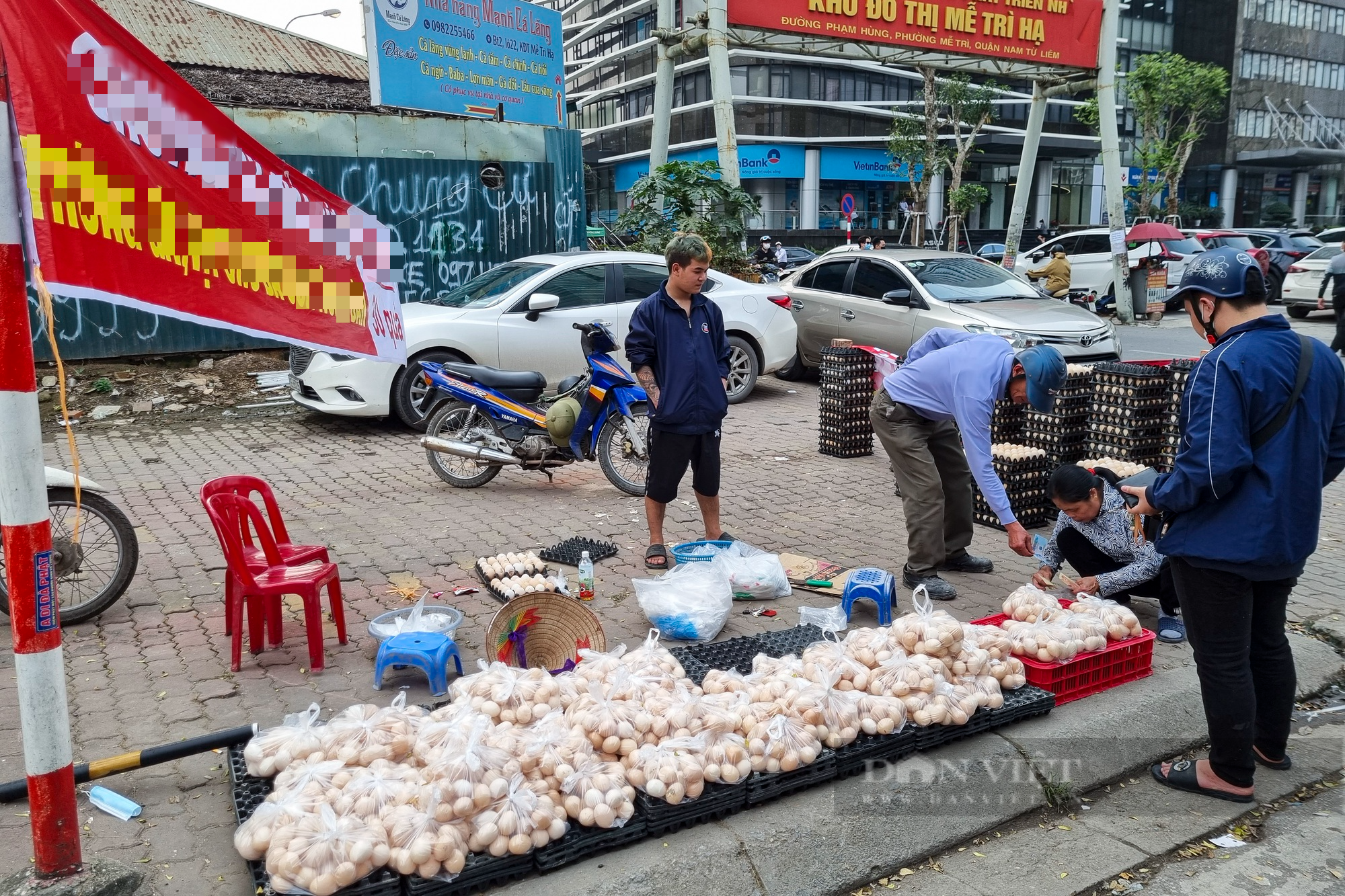 Xuất hiện nhiều điểm giải cứu trứng gà giá 65.000 đồng/30 quả tại Hà Nội - Ảnh 1.