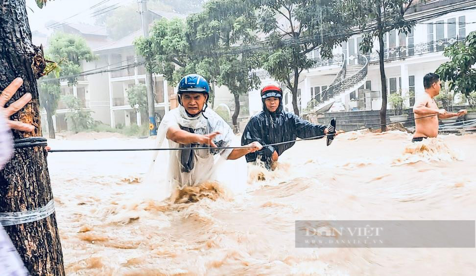 Đô thị sát biển bị ngập lụt, lãnh đạo tỉnh Bình Định công bố tình huống khẩn cấp - Ảnh 1.