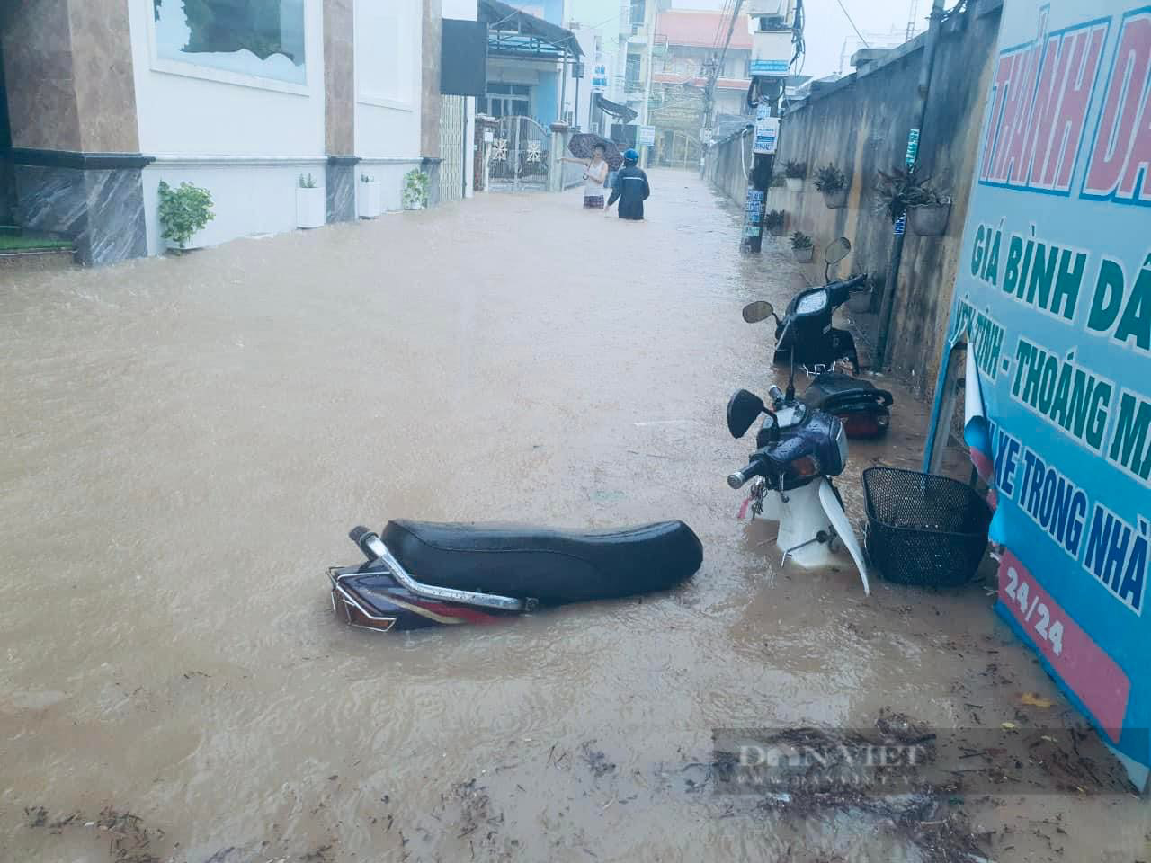 Đô thị sát biển bị ngập lụt, lãnh đạo tỉnh Bình Định công bố tình huống khẩn cấp - Ảnh 2.