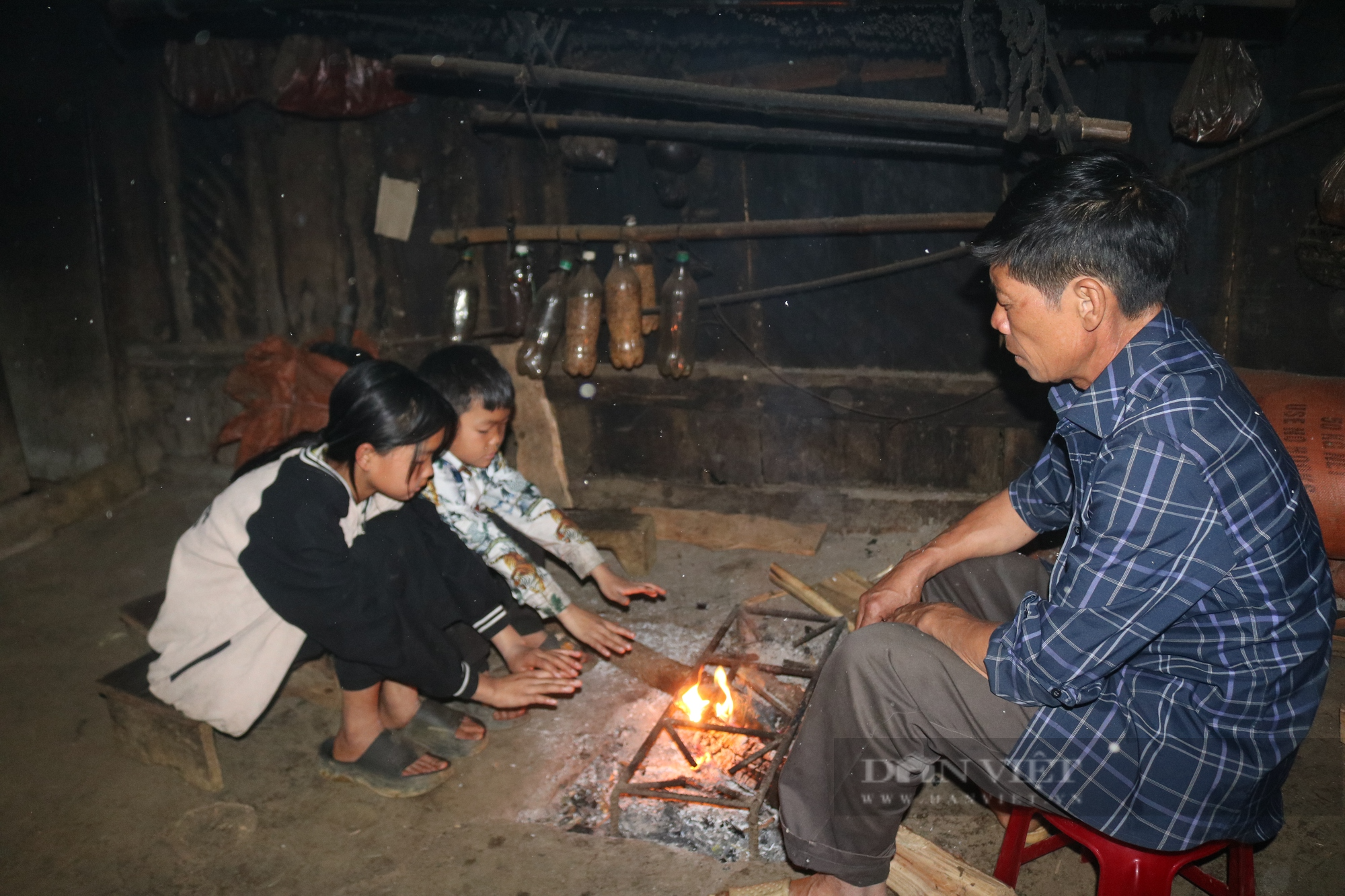 Gia cảnh cô bé mồ côi người Mông 13 tuổi chưa có Giấy khai sinh ở Lào Cai - Ảnh 1.