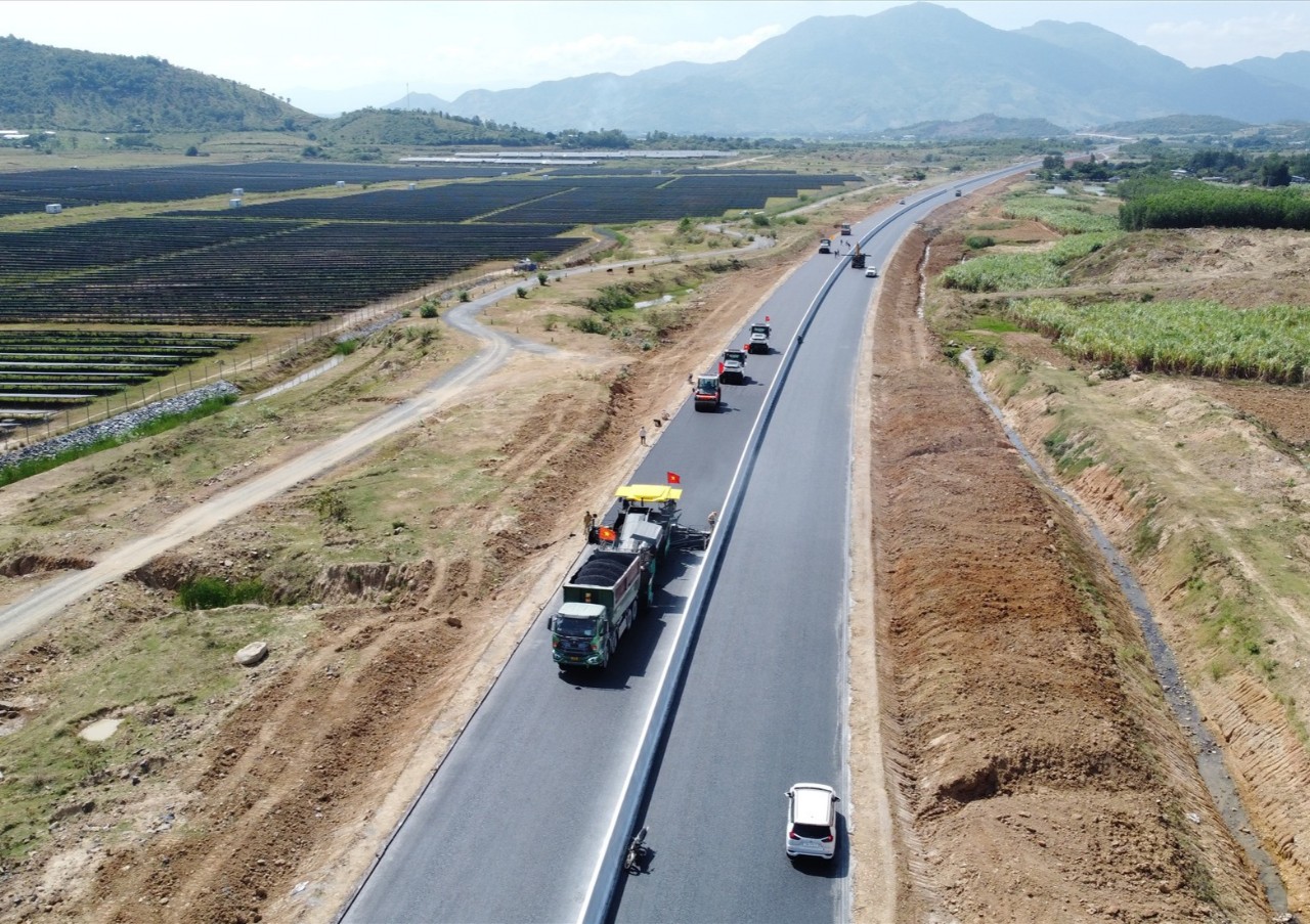 Dự án cao tốc Nha Trang - Cam Lâm dự kiến tháng 6 sẽ vận hành kỹ thuật - Ảnh 1.