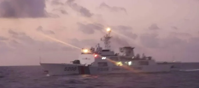 Trung Quốc bị tố chiếu tia laser vào tàu tuần duyên Philippines ở Biển Đông, làm thủy thủ 'mù tạm thời' - Ảnh 1.