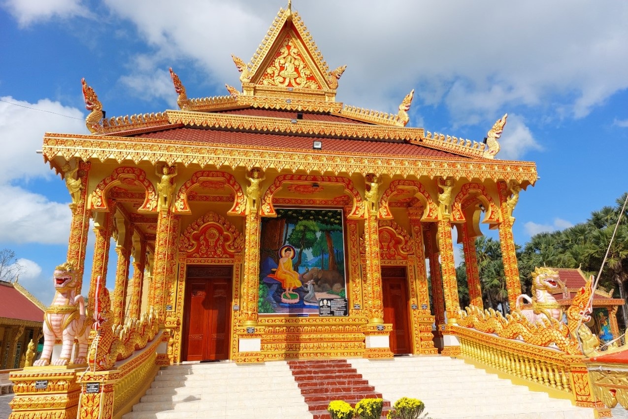 Độc đáo với ngôi chùa Khmer hơn 140 tuổi có hàng trăm cây Thốt Nốt  - Ảnh 1.
