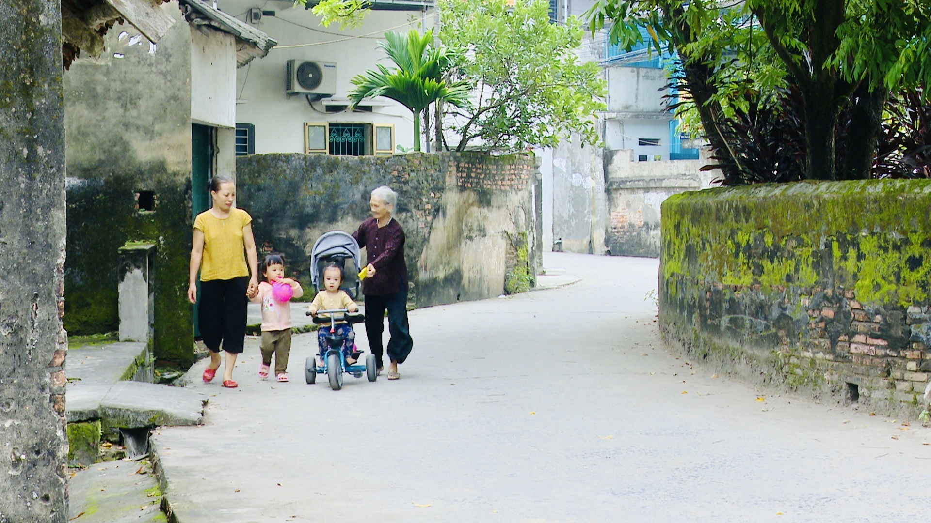 Nông thôn mới Ứng Hòa: Đường làng đẹp như phim, lại có khu vui chơi như công viên, ai cũng đánh giá hài lòng - Ảnh 2.