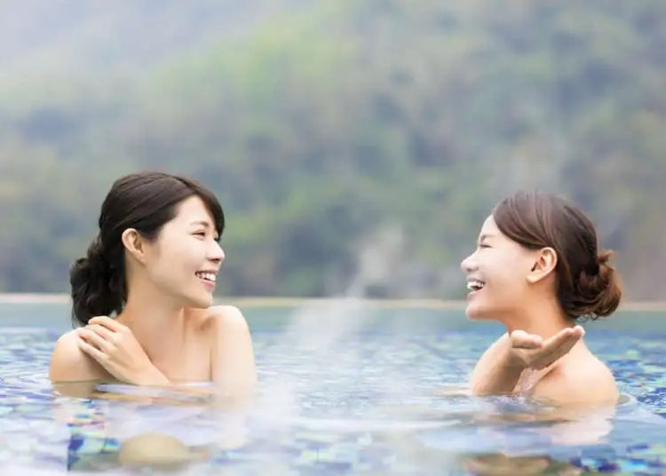 Hơn 10.000 phụ nữ tắm suối nước nóng bị quay lén suốt 30 năm ở đất nước Châu Á này - Ảnh 1.