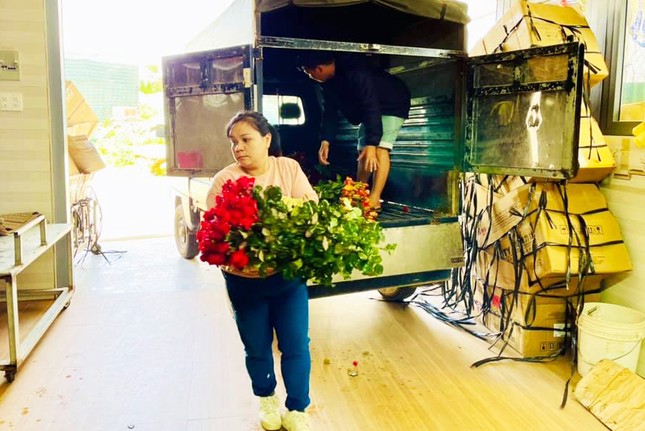 'Thủ phủ hoa hồng' ở Đà Lạt đắt hàng dịp Valentine dù giá tăng mạnh - Ảnh 8.