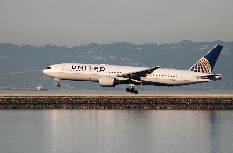 Máy bay United Airlines suýt lao xuống biển Hawaii sau khi cất cánh - Ảnh 1.