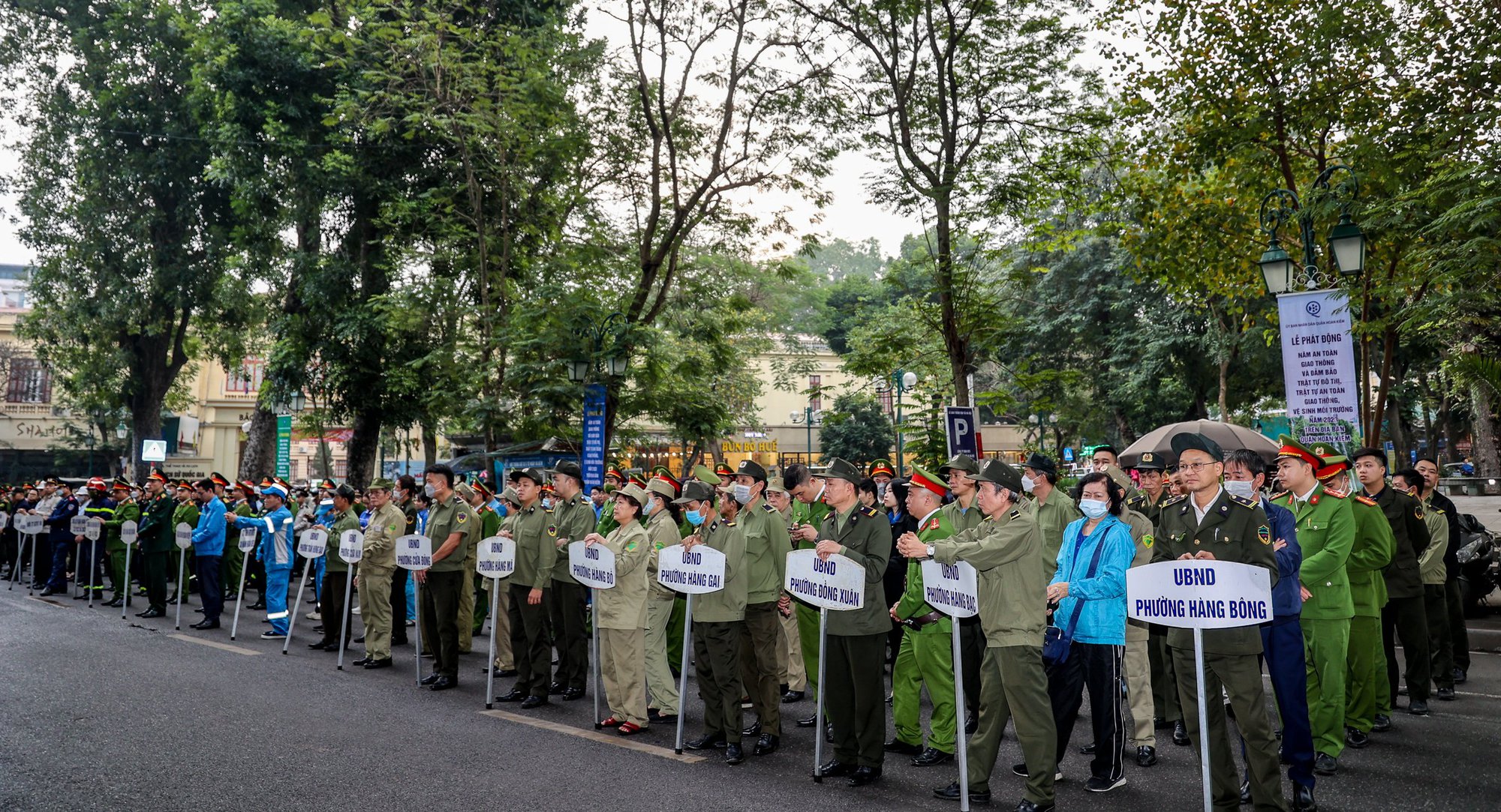 Hoàn Kiếm ra quân đảm bảo trật tự đô thị, an toàn giao thông năm 2023 - Ảnh 5.