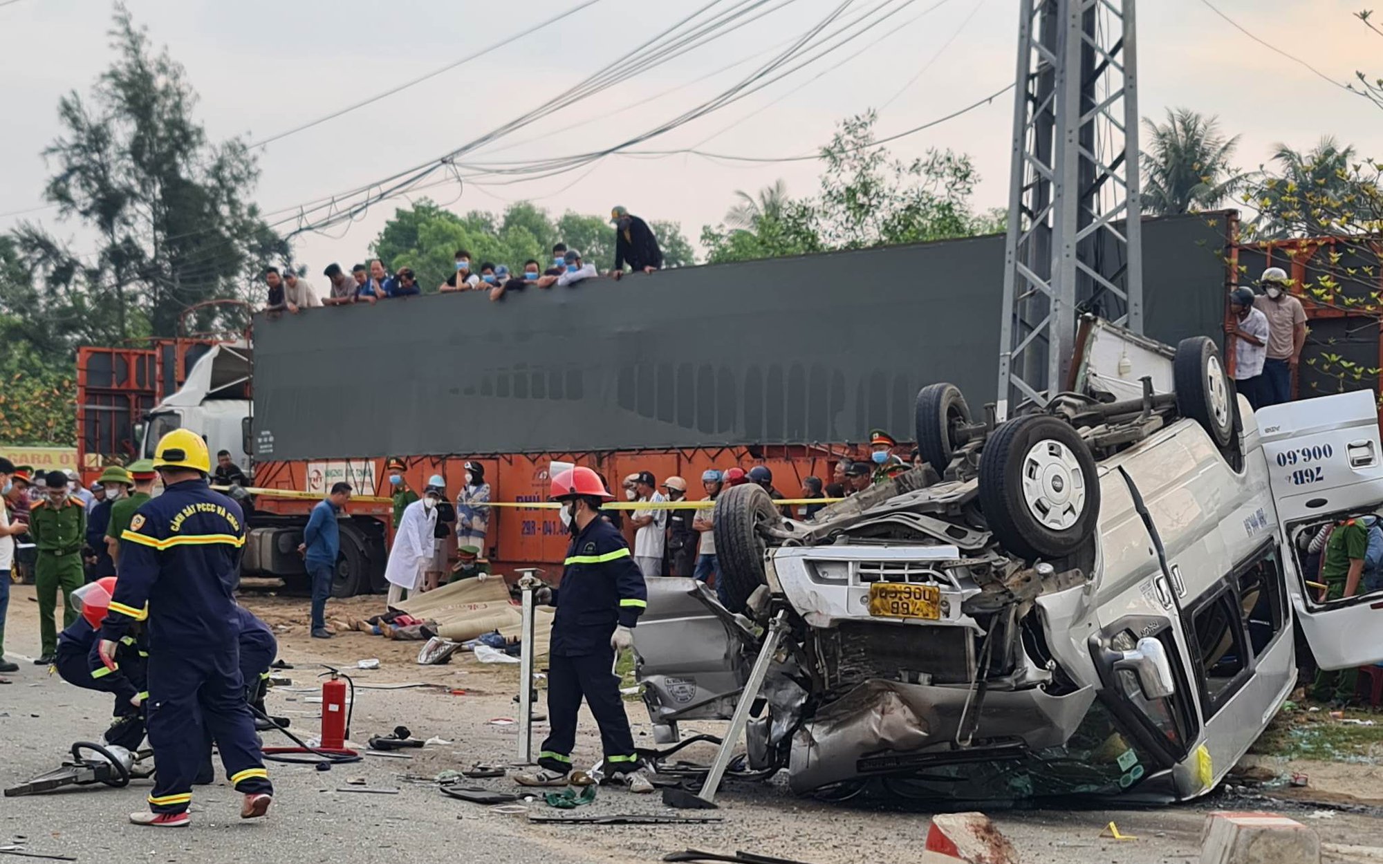 Ghi nhận tại hiện trường vụ tai nạn thảm khốc ở Quảng Nam: Xe khách trượt dài chục mét, lật ngửa lên trời
