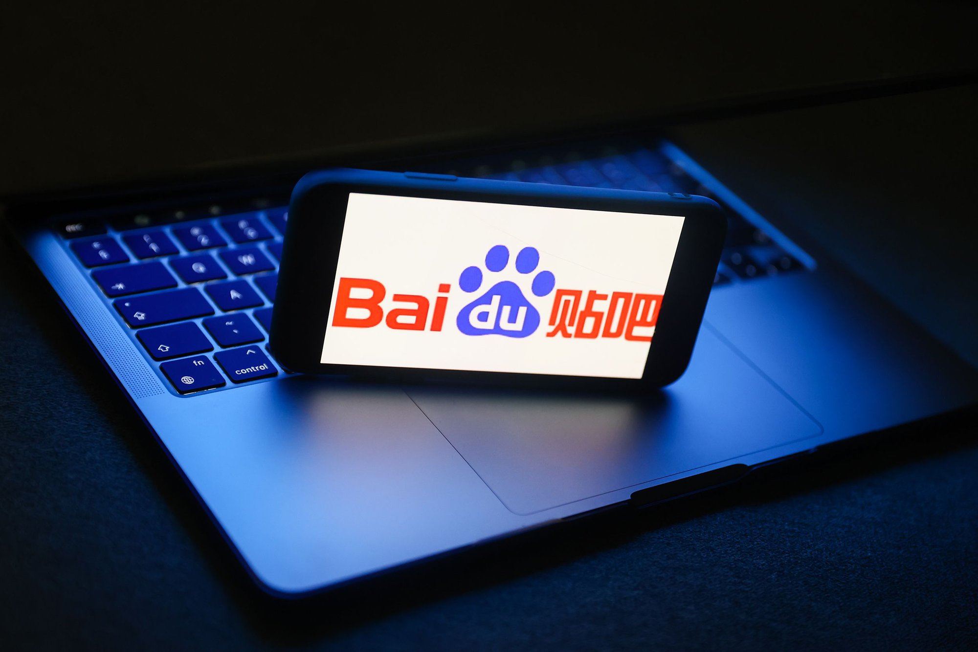 Các Big Tech Trung Quốc từ Alibaba đến Baidu đã công bố ý định tung ra các sản phẩm kiểu ChatGPT. Nhưng họ đã không tuyên bố họ đang làm việc trên một chatbot kiểu ChatGPT miễn phí cho tất cả, một động thái sẽ khiến Bắc Kinh lo lắng, vốn kiểm duyệt chặt chẽ nội dung internet. Ảnh: @AFP.