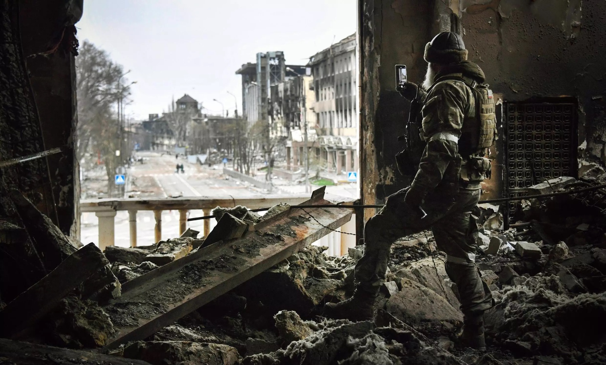 Một năm xung đột Nga-Ukraine qua 10 bức ảnh biểu tượng - Ảnh 4.