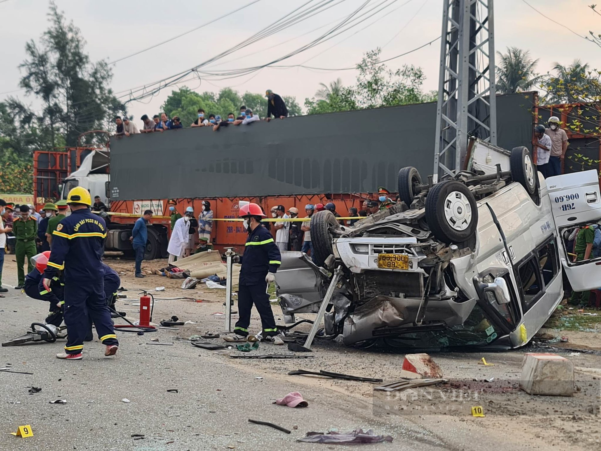 Hiện trường vụ tai nạn giao thông nghiêm trọng khiến 8 người tử vong tại Quảng Nam - Ảnh 1.