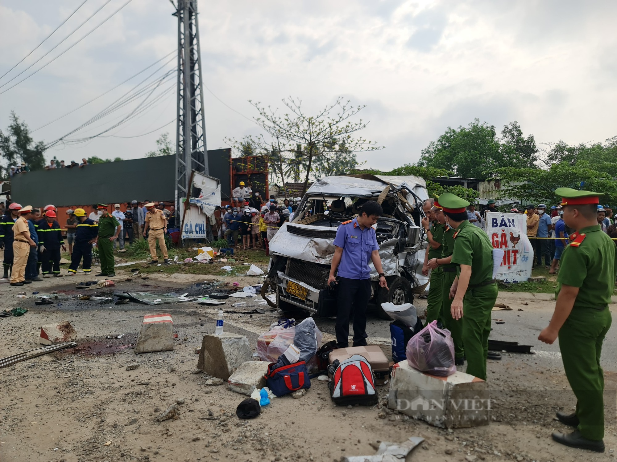 Vụ tai nạn thảm khốc làm 8 người chết ở Quảng Nam: Chuyến xe đi khám bệnh thành... “đại tang” - Ảnh 5.