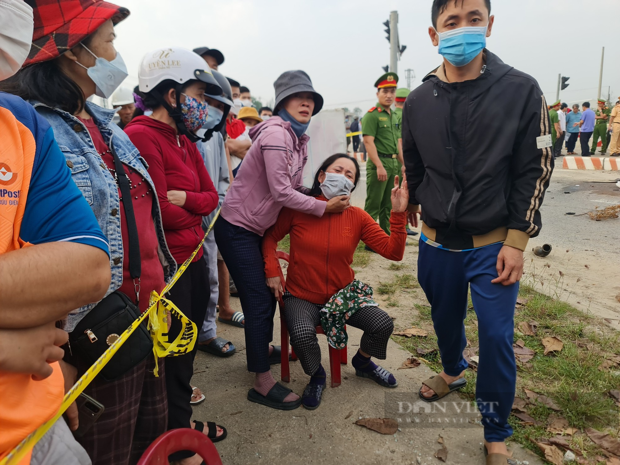 Vụ tai nạn thảm khốc làm 8 người chết ở Quảng Nam: Chuyến xe đi khám bệnh thành... “đại tang” - Ảnh 13.