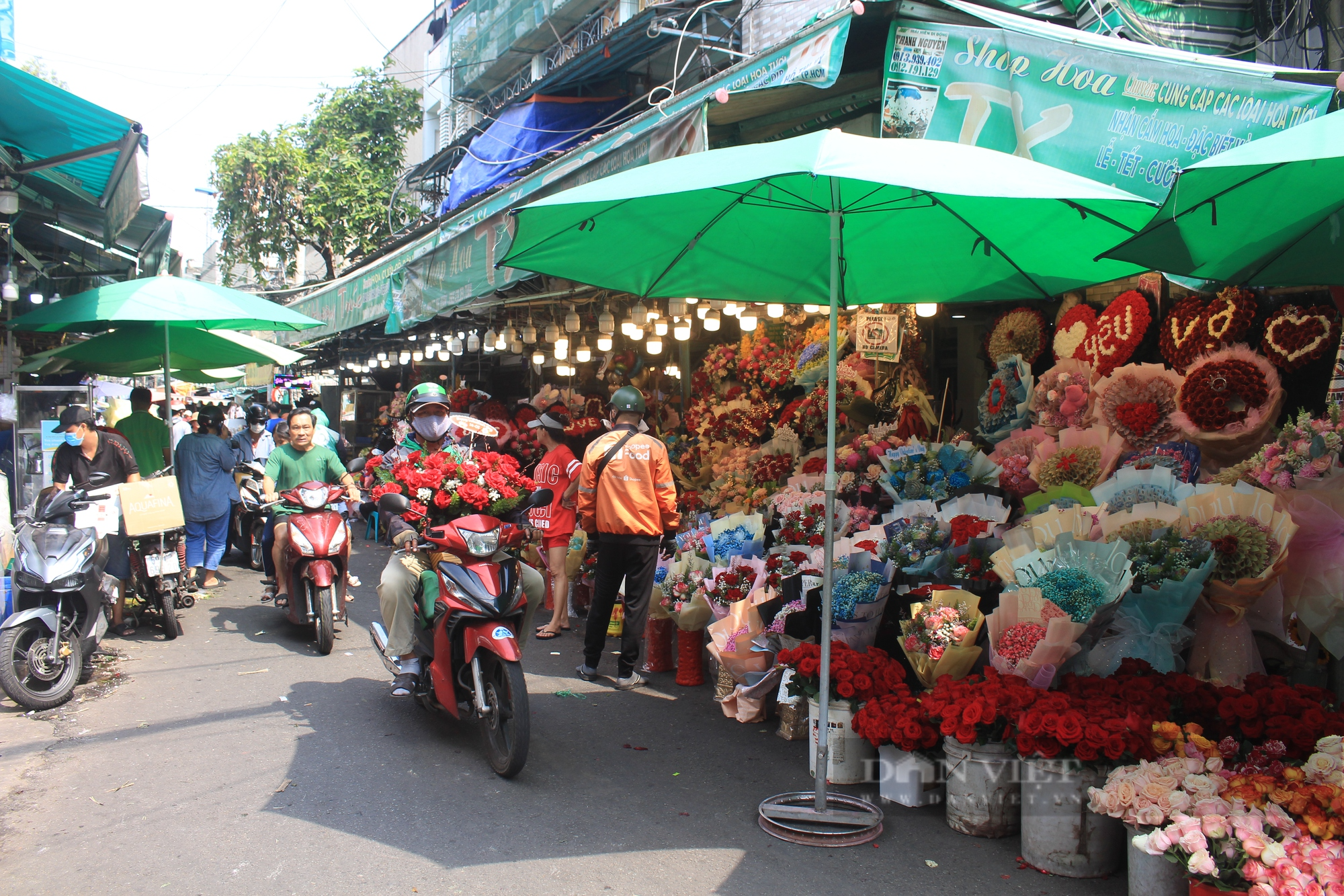 Diễn biến lạ tại chợ hoa lớn nhất Sài Gòn ngày Valentine - Ảnh 1.