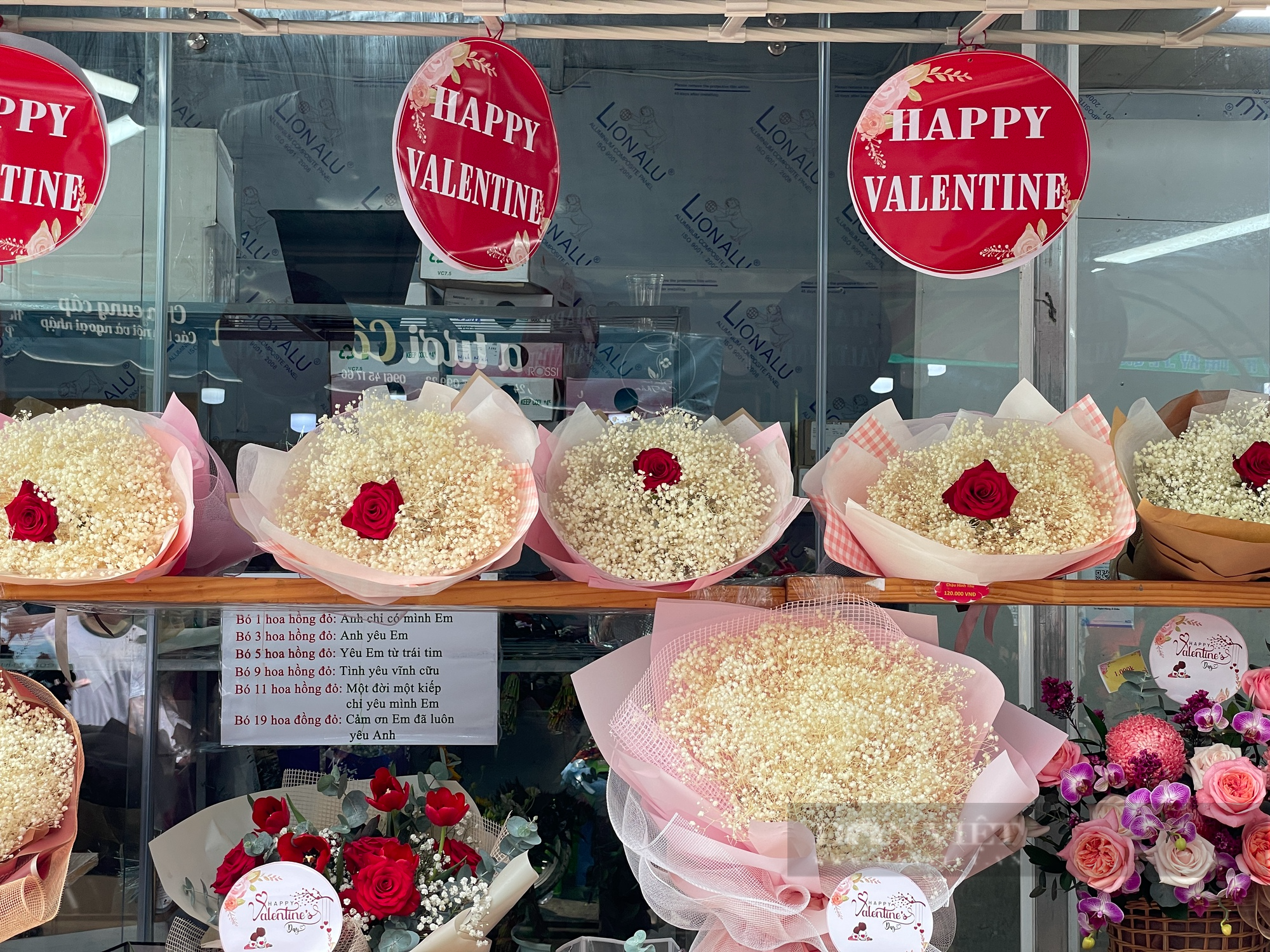 Diễn biến lạ tại chợ hoa lớn nhất Sài Gòn ngày Valentine - Ảnh 4.