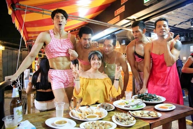Thái Lan dùng &quot;chiêu&quot; nhân viên nam cởi trần khoe 6 múi để thu hút khách du lịch - Ảnh 4.