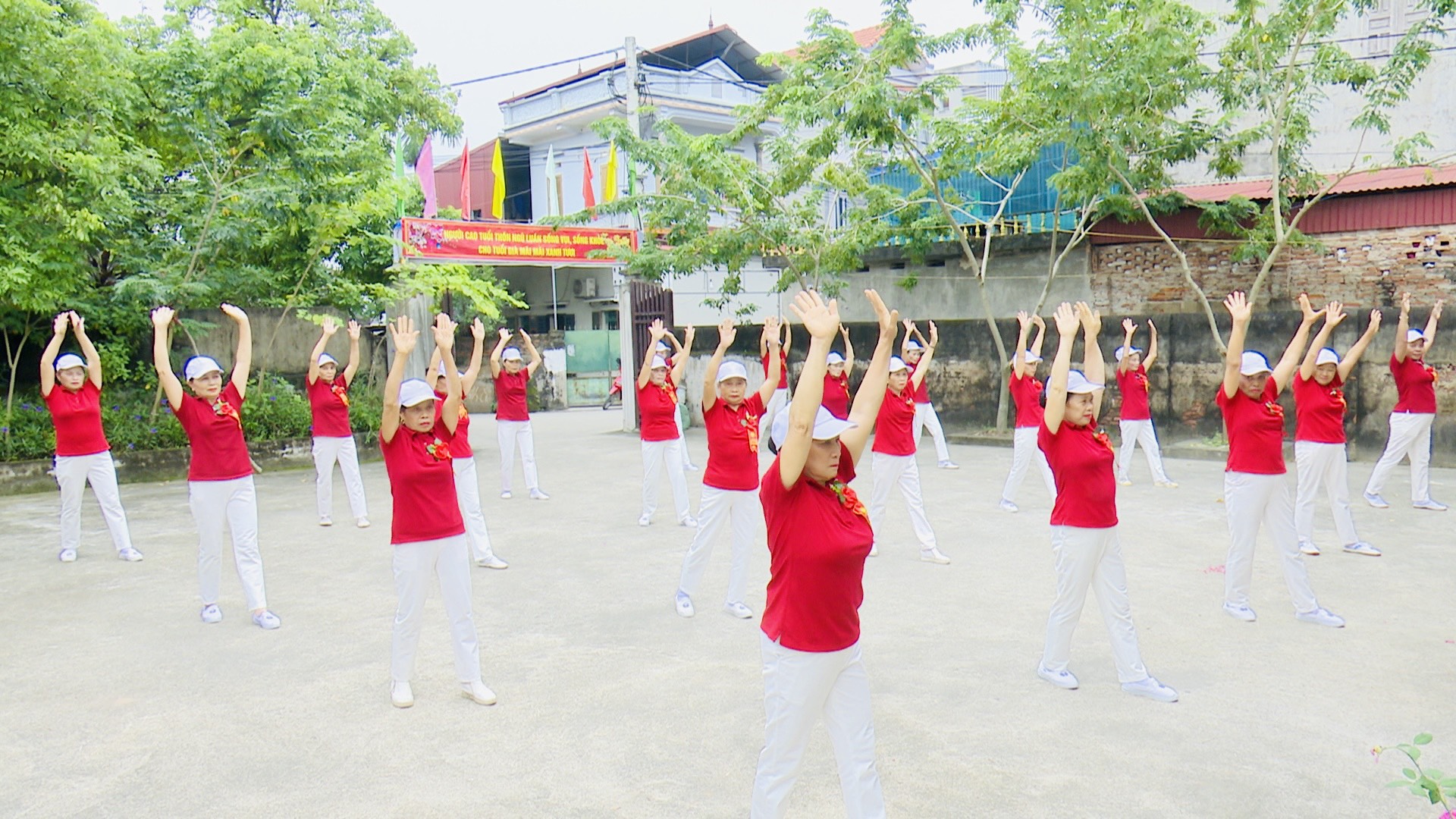 Nông thôn mới Ứng Hòa: Đường làng đẹp như phim, lại có khu vui chơi như công viên, ai cũng đánh giá hài lòng - Ảnh 5.