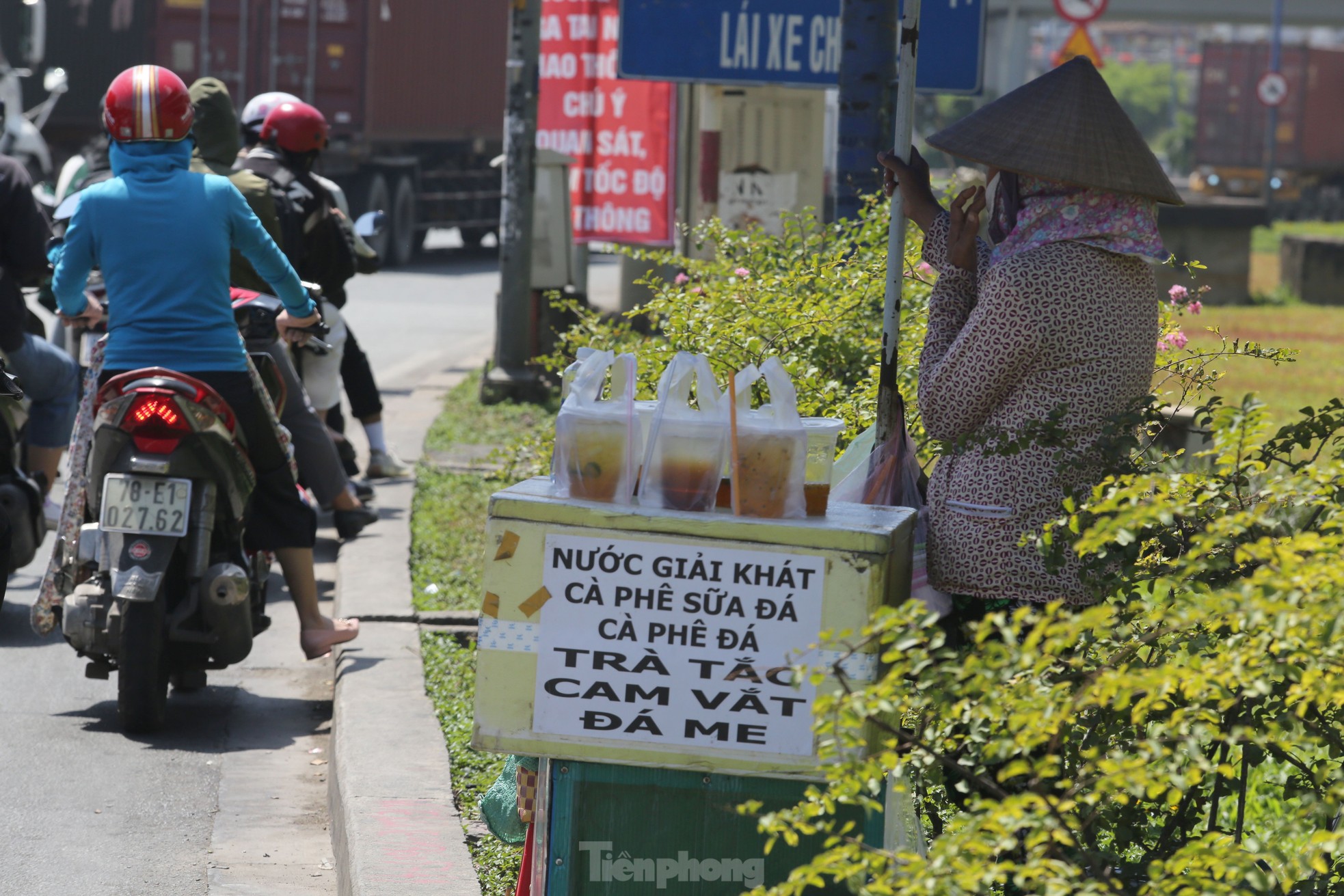 Người Sài Gòn quay quắt với cái nắng như 'đổ lửa' - Ảnh 11.