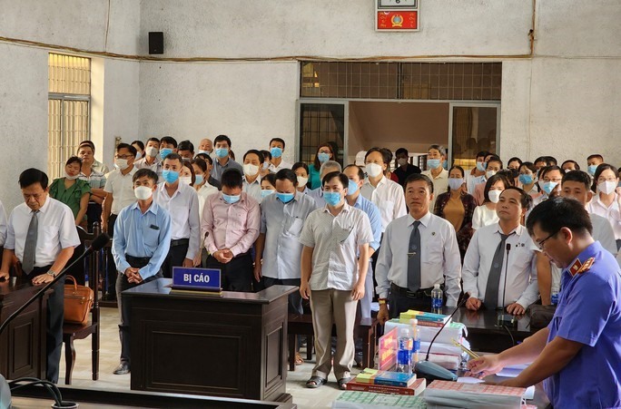 Tiếp tục xét xử 16 bị cáo nguyên lãnh đạo, cán bộ, nhân viên ngành Y tế Đắk Lắk - Ảnh 1.