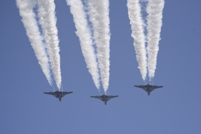 Hình ảnh Ấn Độ phô diễn sức mạnh không quân tại Aero India 2023 - Ảnh 4.