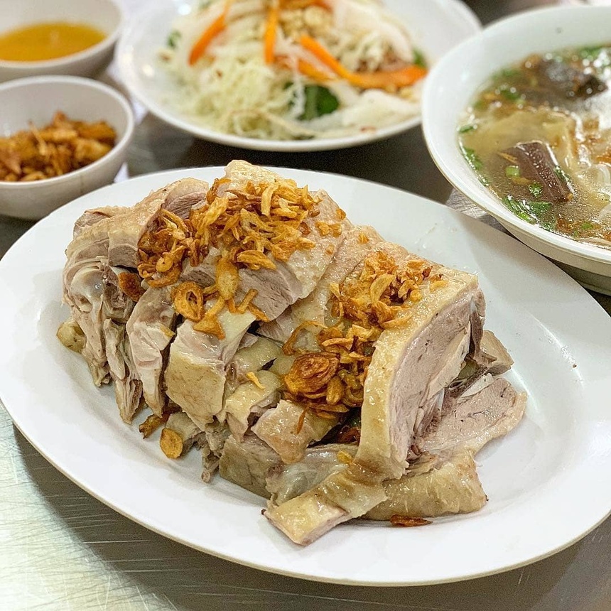 Sài Gòn: Ngỡ ngàng các món ngon, &quot;thánh địa&quot; ẩm thực lại ở khu chung cư cũ như thế này - Ảnh 18.