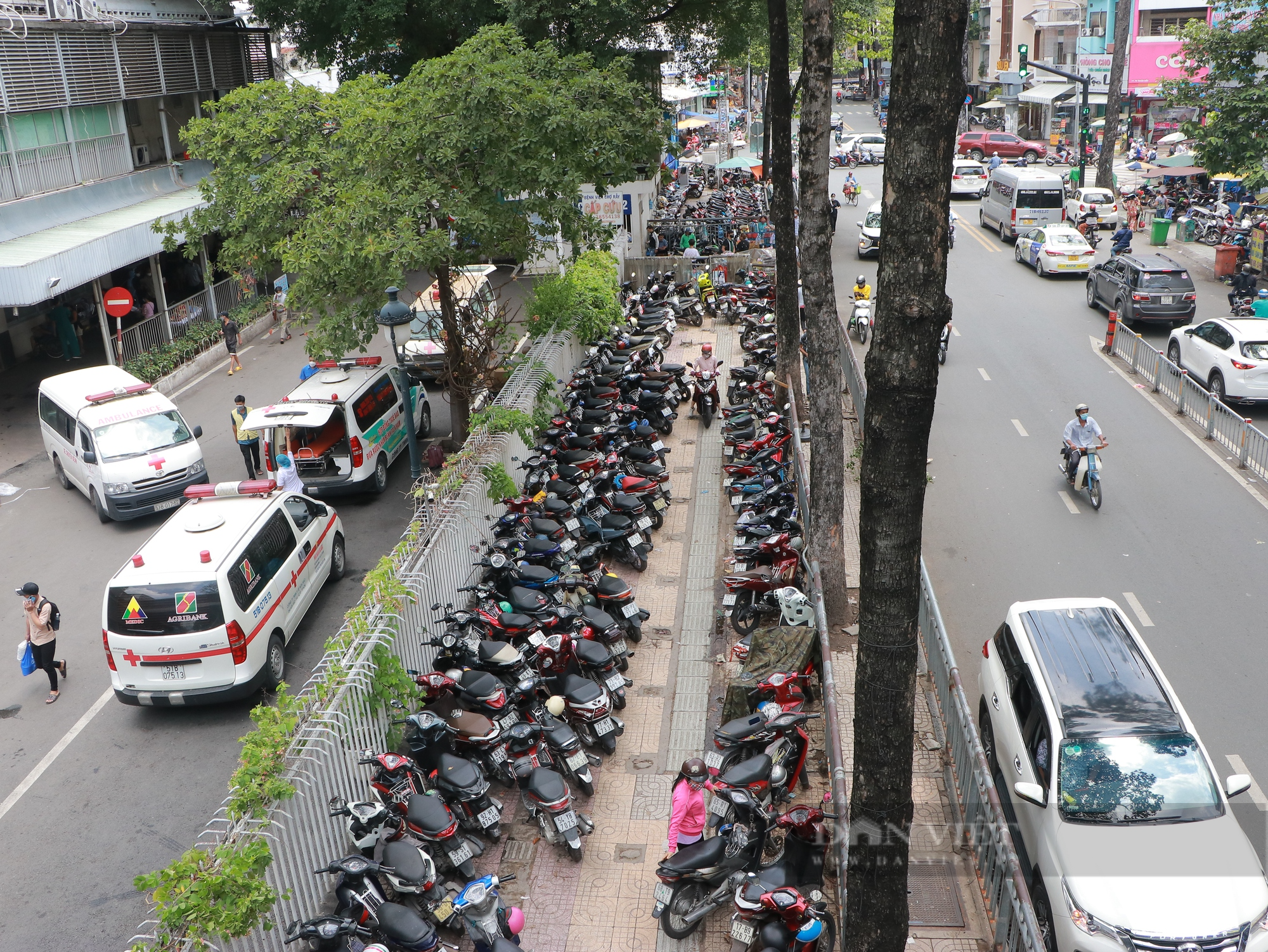 TP.HCM: Người đi bộ vẫn còn đi dưới lòng đường - Ảnh 1.