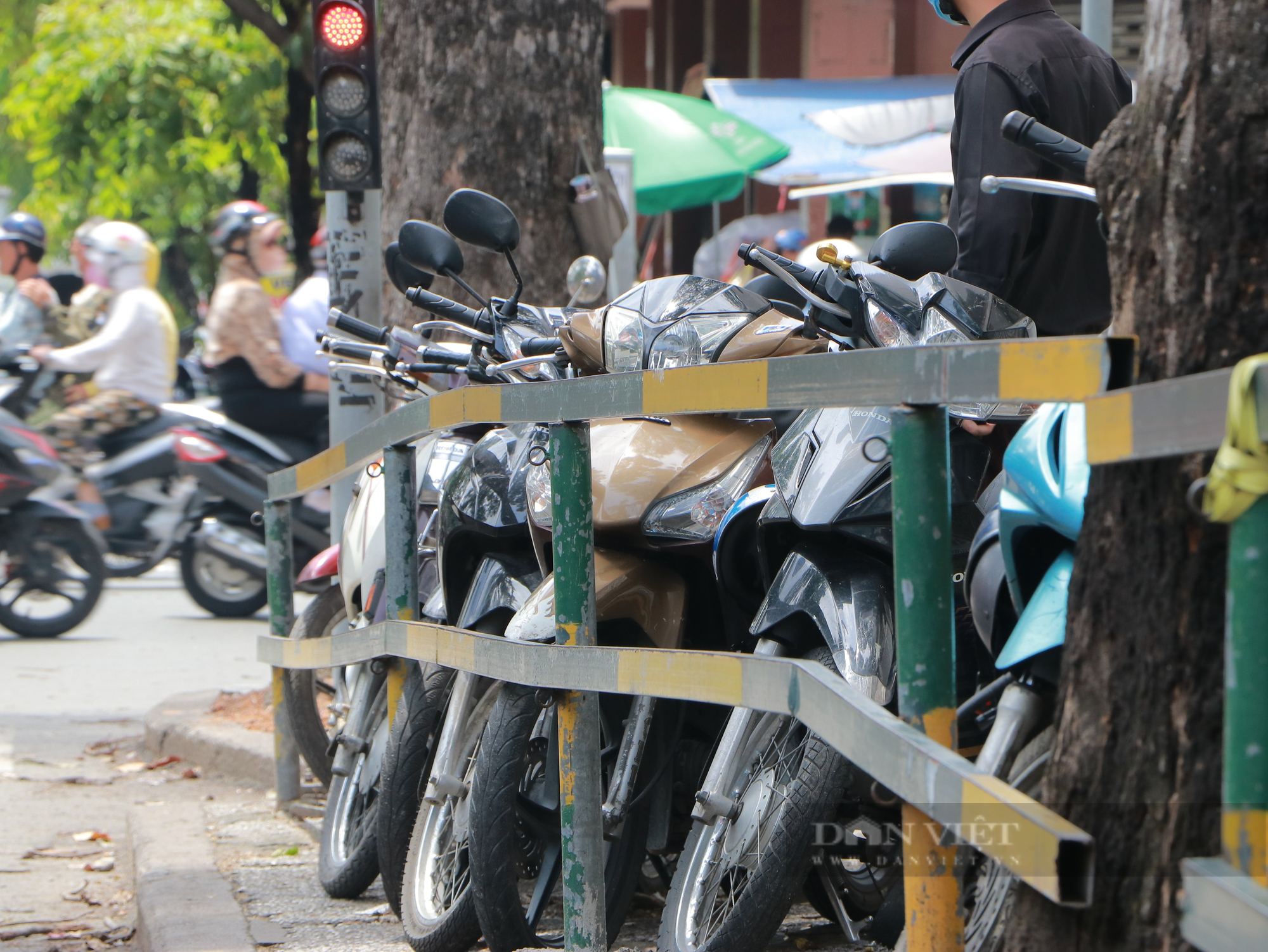 TP.HCM: Người đi bộ vẫn còn đi dưới lòng đường - Ảnh 5.