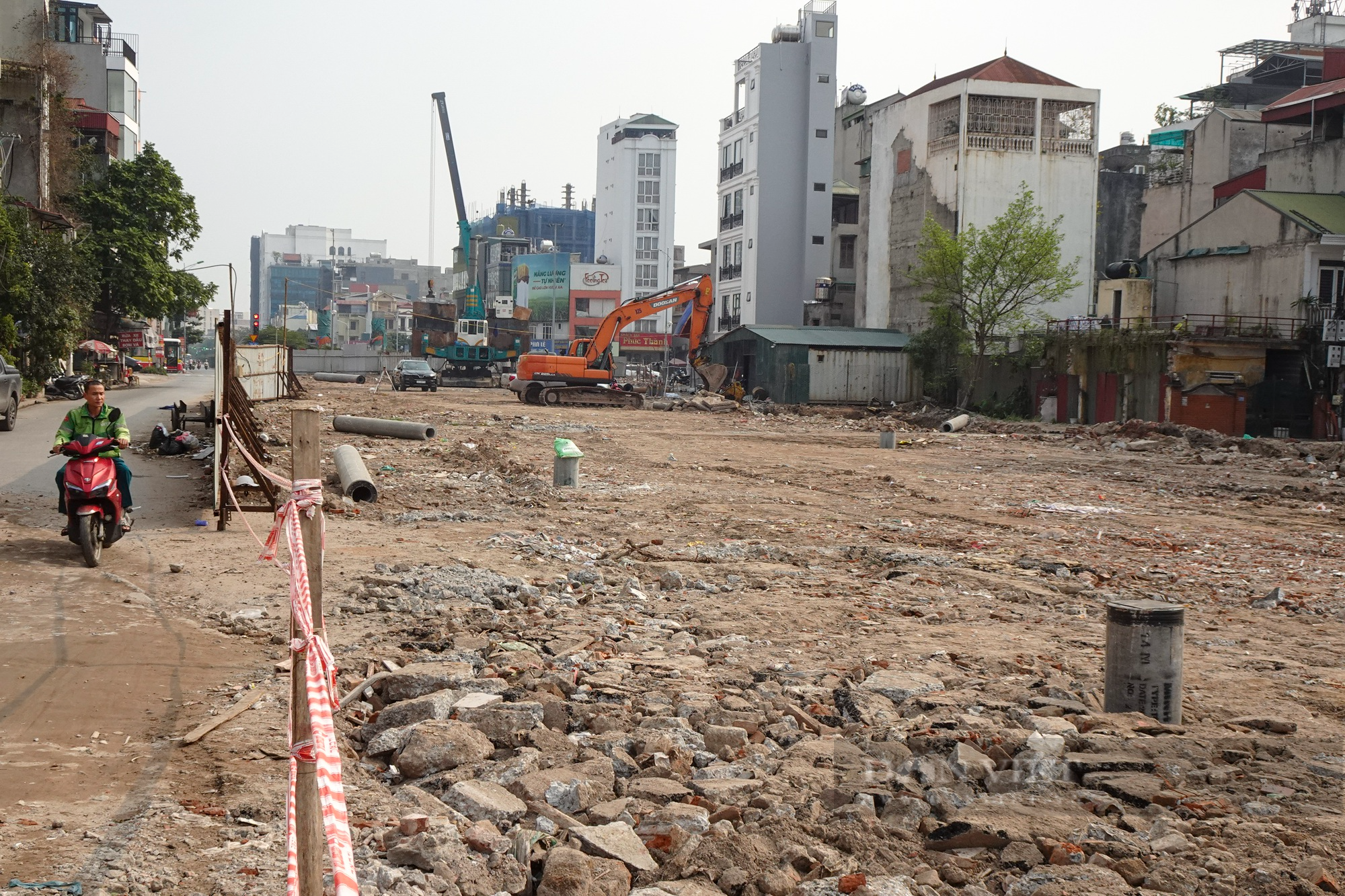 Tuyến đường 40m giá nghìn tỷ đồng ở Hà Nội thi công trở lại sau nhiều năm &quot;đắp chiếu&quot; - Ảnh 5.