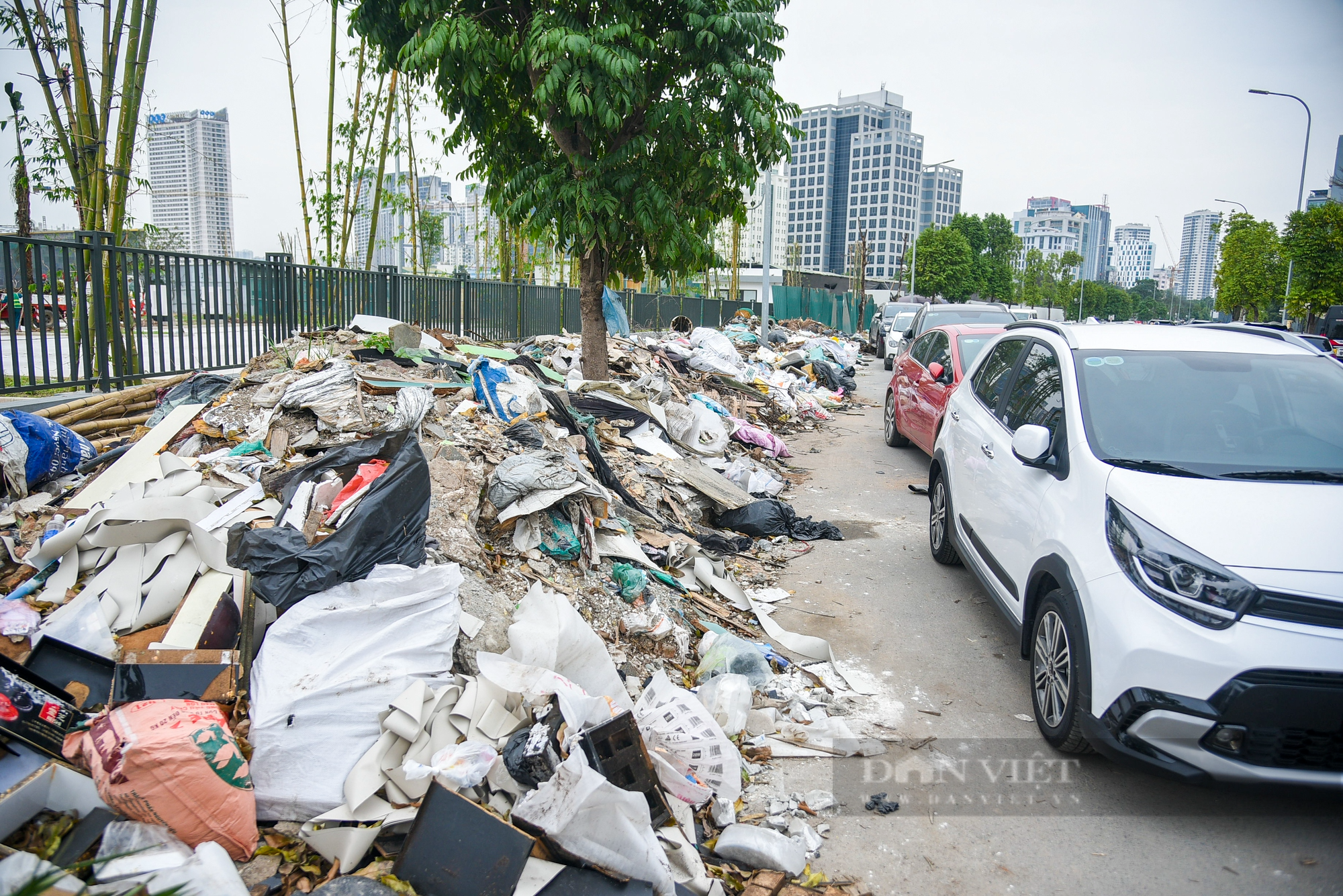 Cận cảnh con đường ở Hà Nội vừa xong đã biến thành bãi rác - Ảnh 2.