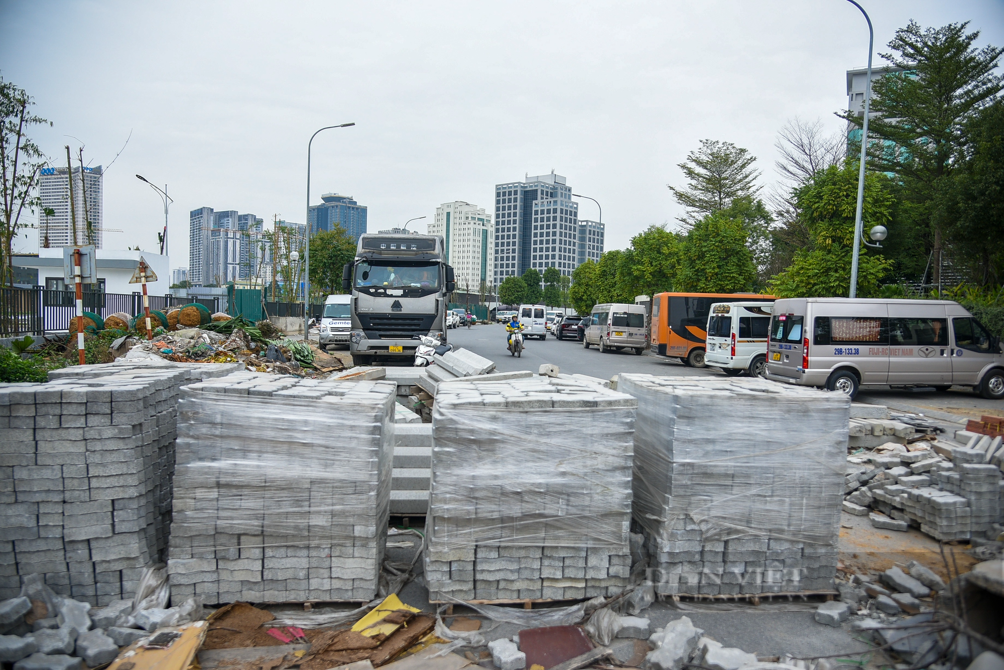 Cận cảnh con đường ở Hà Nội vừa xong đã biến thành bãi rác - Ảnh 7.