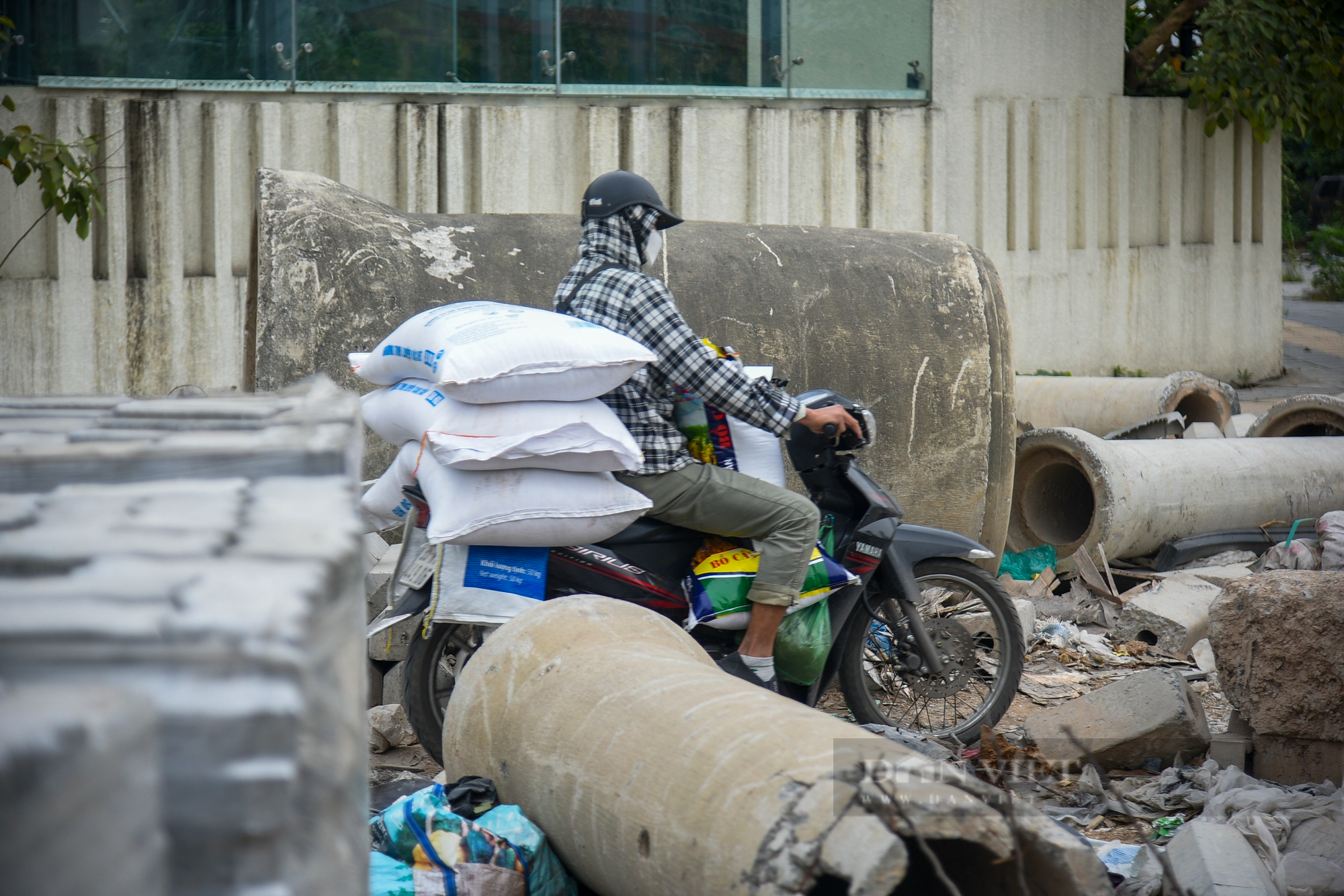 Cận cảnh con đường ở Hà Nội vừa xong đã biến thành bãi rác - Ảnh 8.