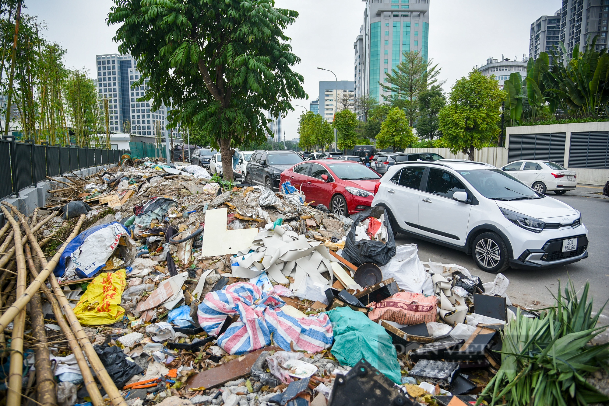 Cận cảnh con đường ở Hà Nội vừa xong đã biến thành bãi rác - Ảnh 9.