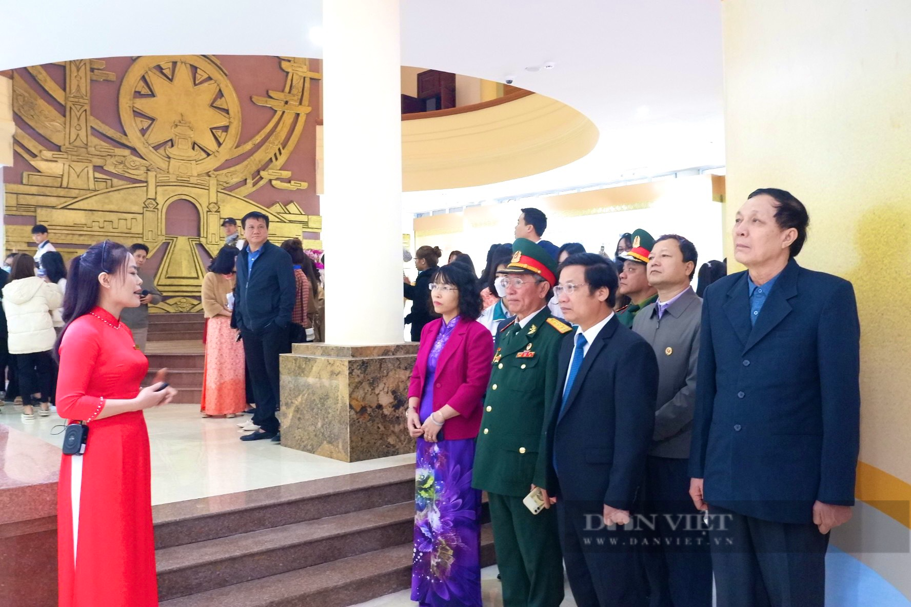 Gần 600 bức ảnh, sách về Trung tướng Đồng Sỹ Nguyên trưng bày ở Bảo tàng Quảng Bình - Ảnh 1.