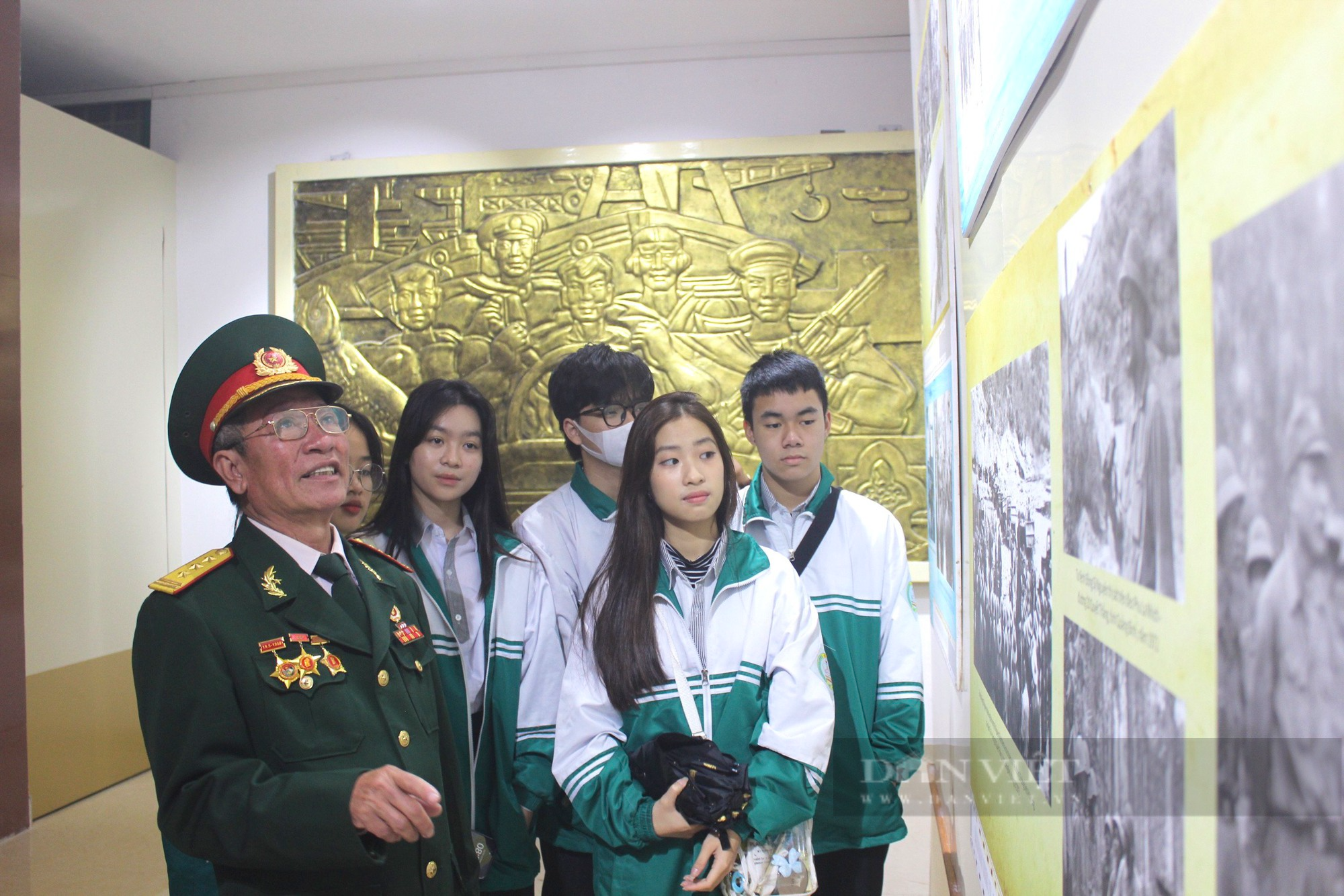 Gần 600 bức ảnh, sách về Trung tướng Đồng Sỹ Nguyên trưng bày ở Bảo tàng Quảng Bình - Ảnh 2.